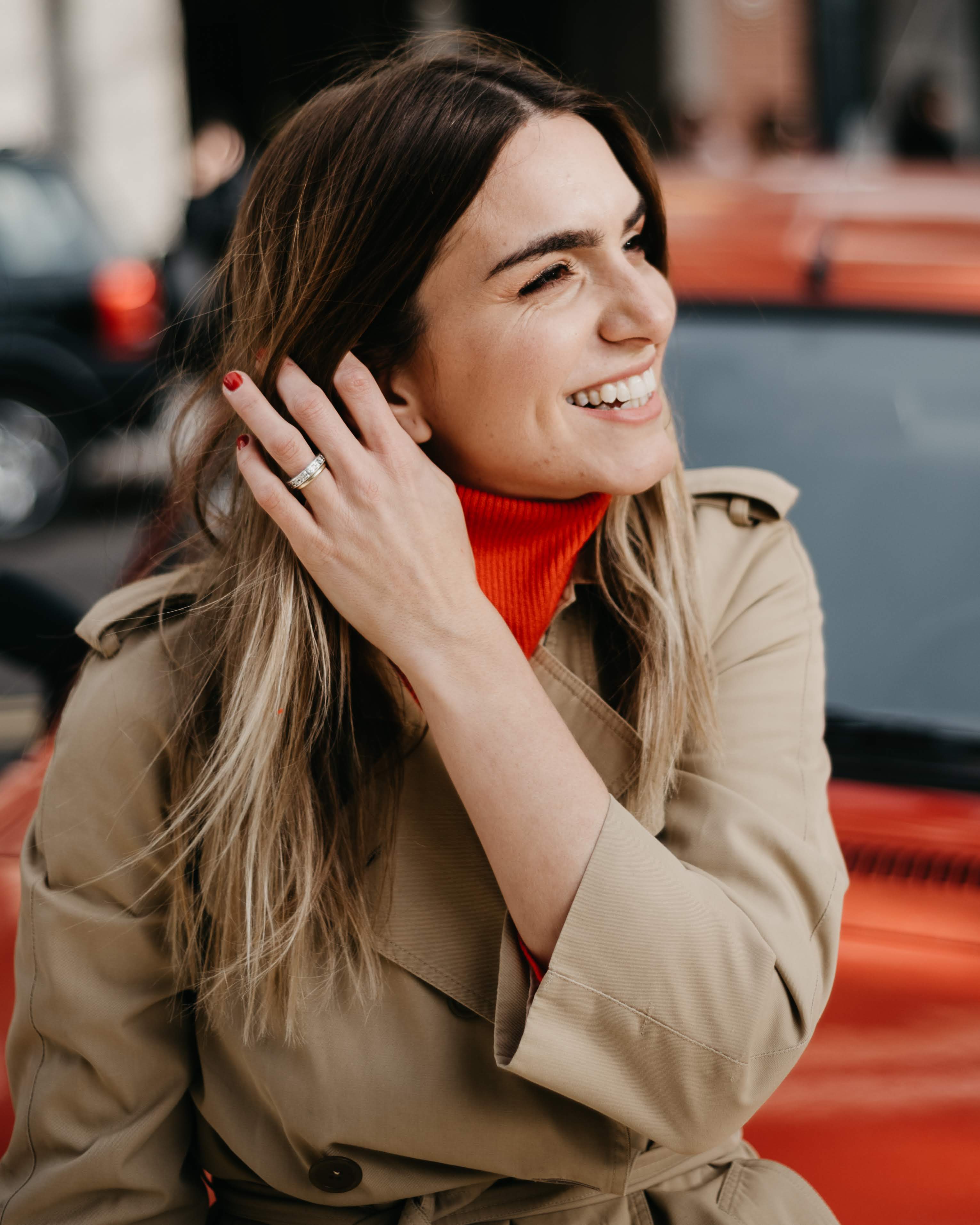 Woman laughing in natural light – portrait photographer in Haarlem