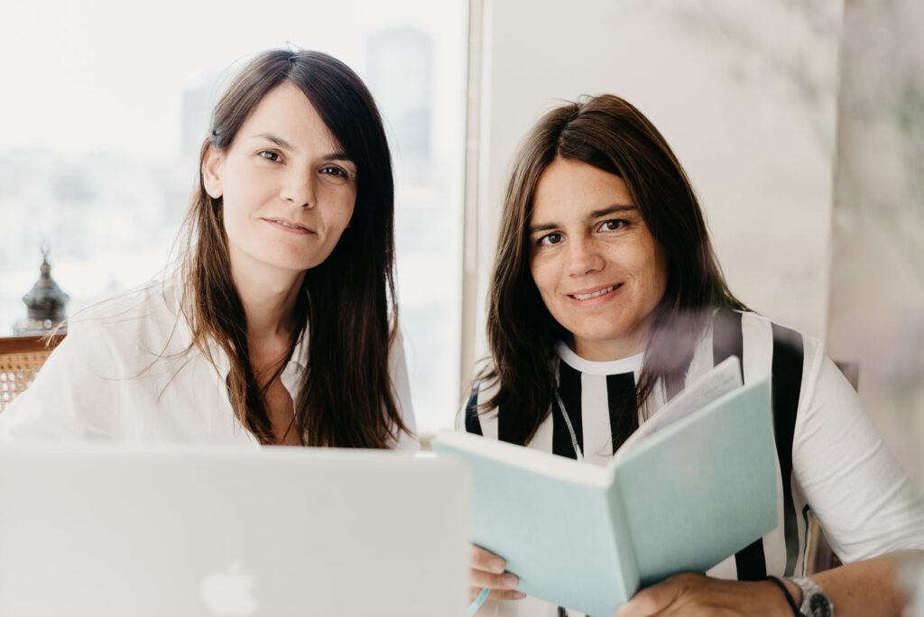 Two women working together at a laptop – brand photos at the office