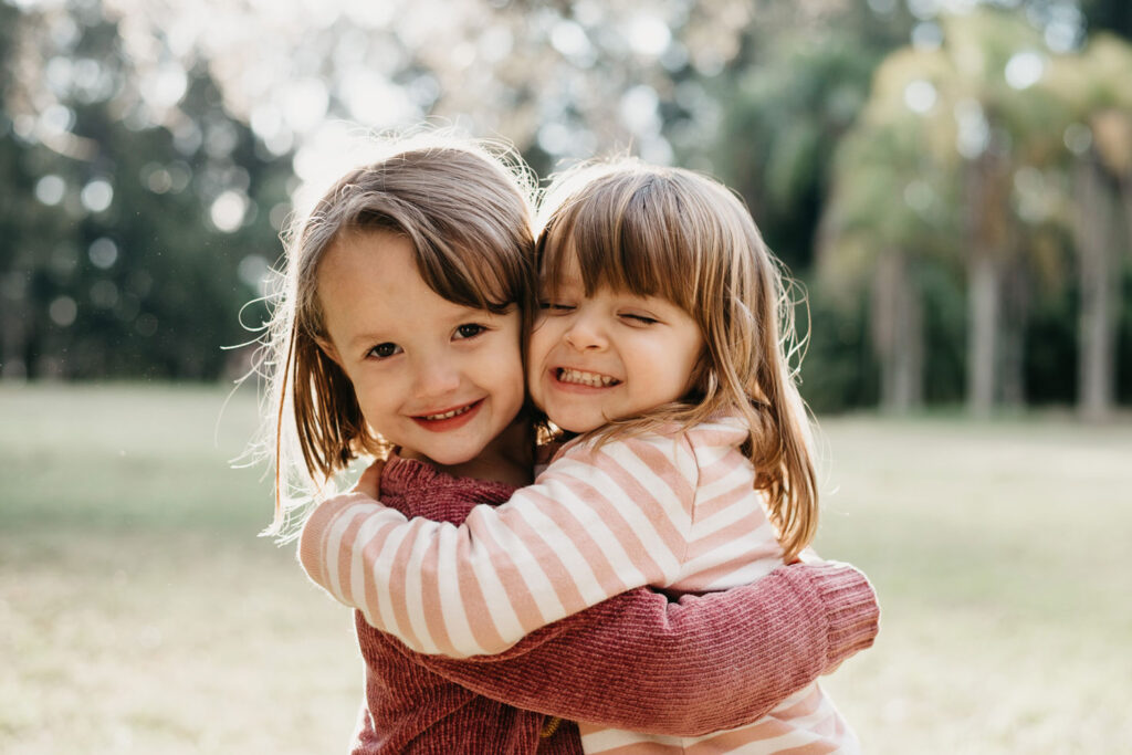 Sisters hugging outdoors – family photoshoot near Bloemendaal