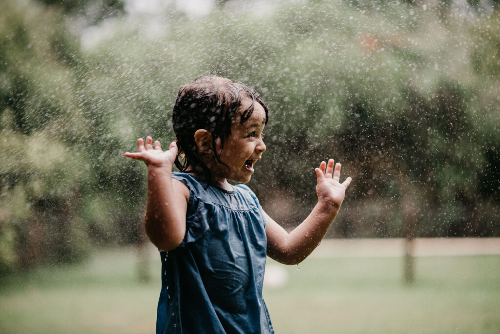 Child playing outdoors – documentary family photography Kennemerland