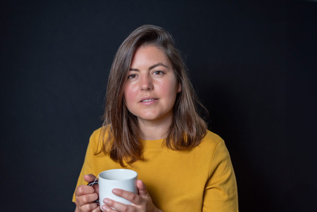 Professional portrait on a dark background – headshots with a mobile studio