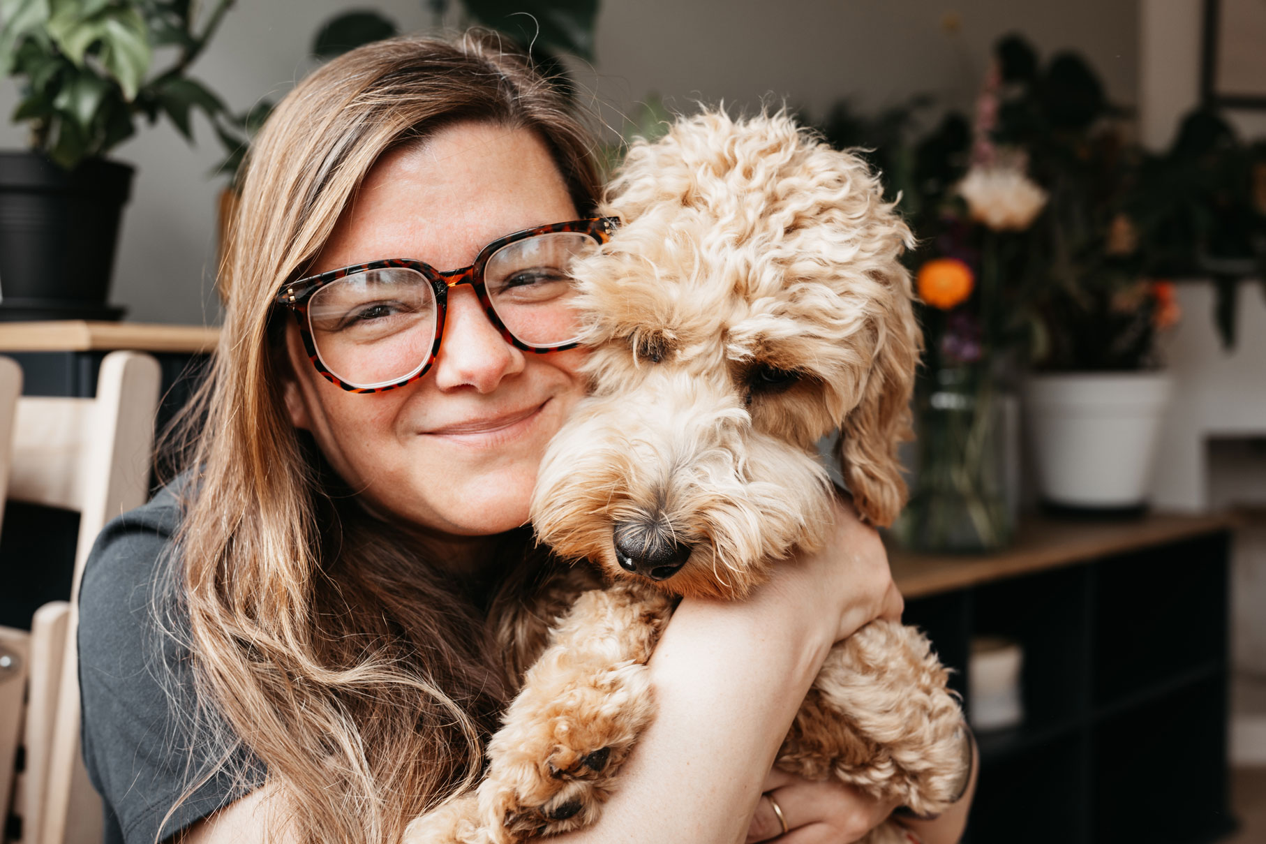 Woman laughing with her dog during a brand photoshoot – Haarlem photographer