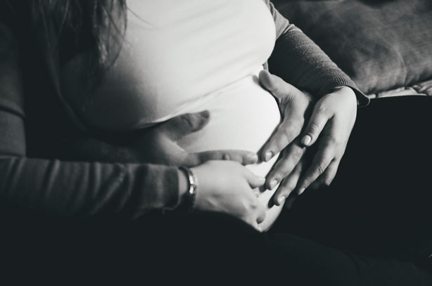 Parents' hands resting on a pregnant belly – Bump + Baby maternity session, Haarlem