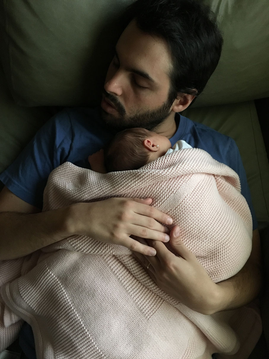 Dad asleep on the sofa with his newborn on his chest – newborn photography at home, Haarlem