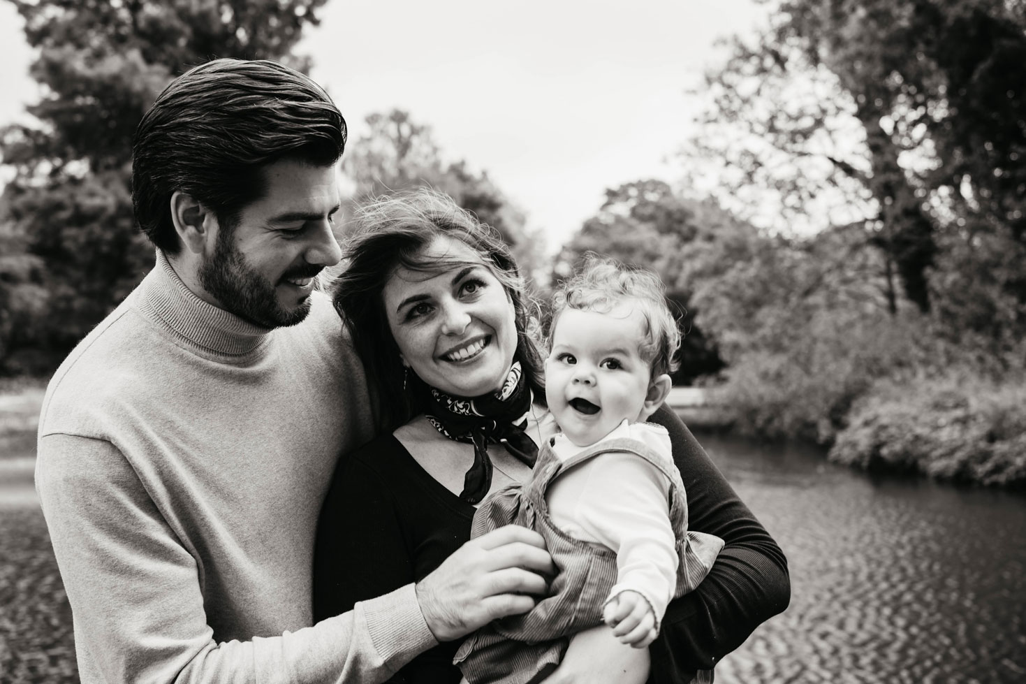 Family photoshoot in Westerpark Amsterdam, parents and baby daughter by the water