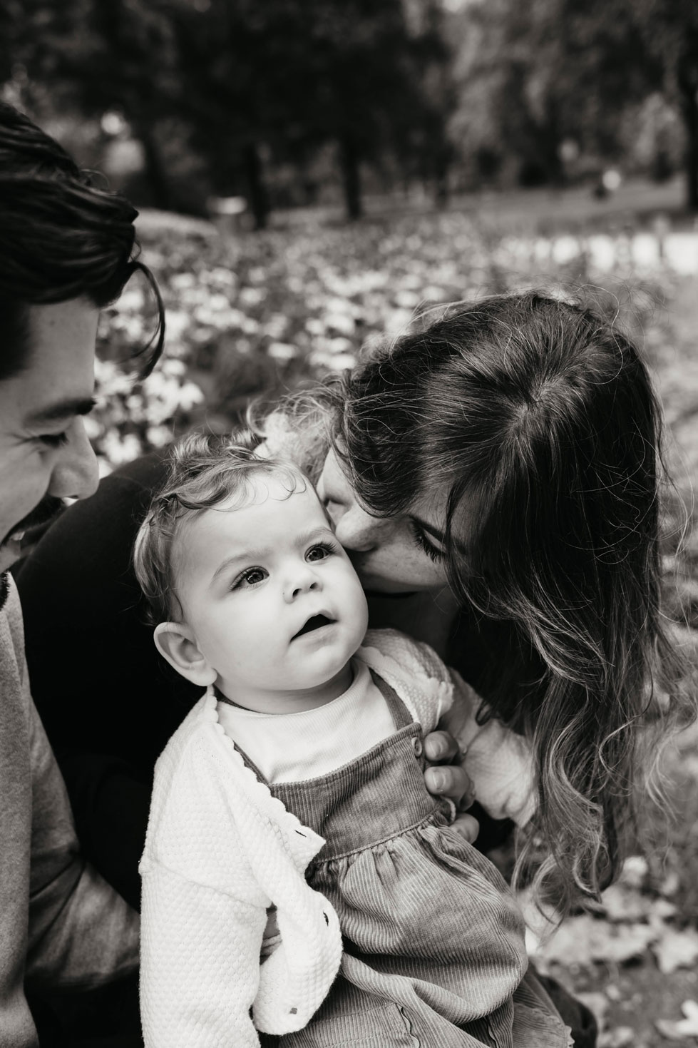 Mother kissing her baby’s cheek during a relaxed family photoshoot in Amsterdam